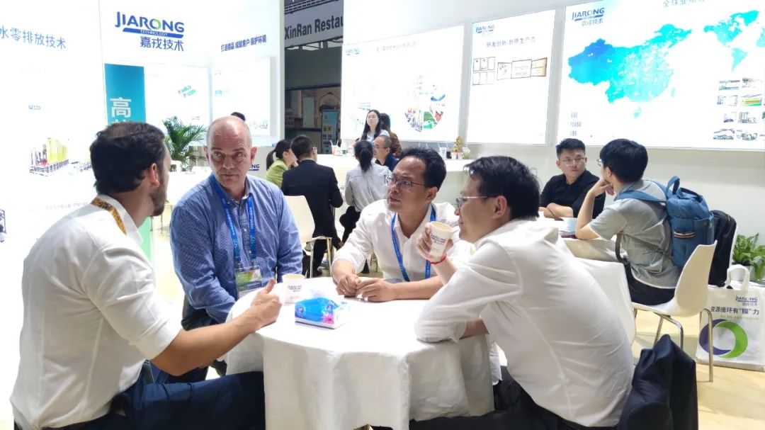 尊龙抖圈官网手艺董事长董正军与客户攀谈