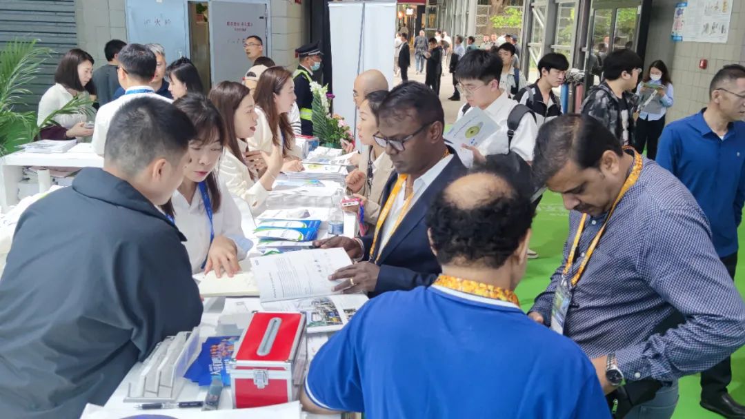 东南亚客户光临尊龙抖圈官网手艺展台咨询污水处置惩罚