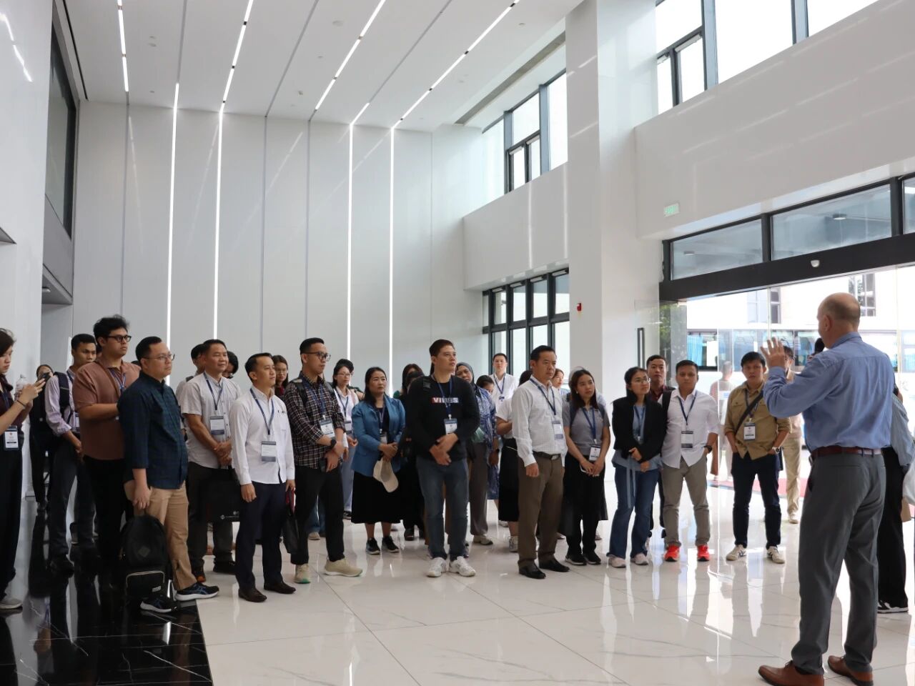 东盟自贸协定升级绿色商业研修班到访尊龙抖圈官网手艺